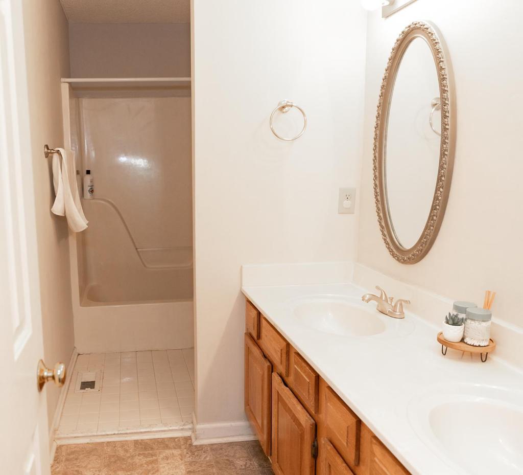 Kids Friendly Ranch,jaccuzzi Tub,walk To Food Lion,keurig Machine,crib,5g Internet Holiday home Cary