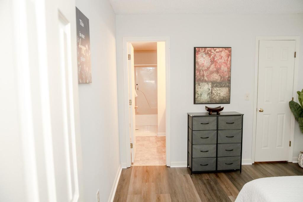 Holiday home Kids Friendly Ranch,jaccuzzi Tub,walk To Food Lion,keurig Machine,crib,5g Internet Cary