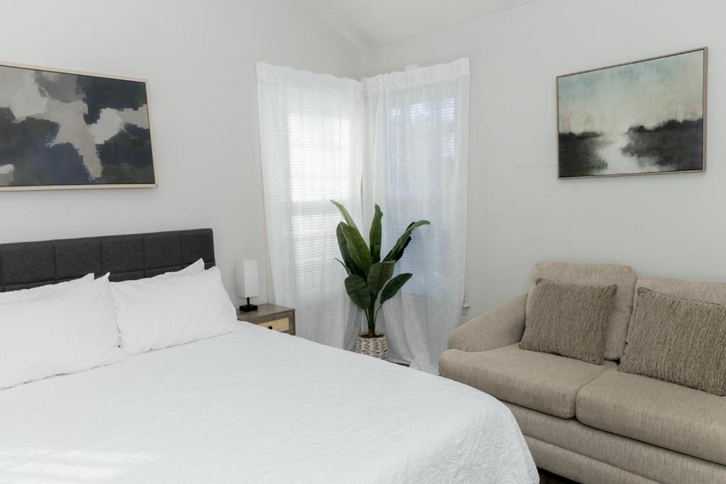 Holiday home Kids Friendly Ranch,jaccuzzi Tub,walk To Food Lion,keurig Machine,crib,5g Internet Cary